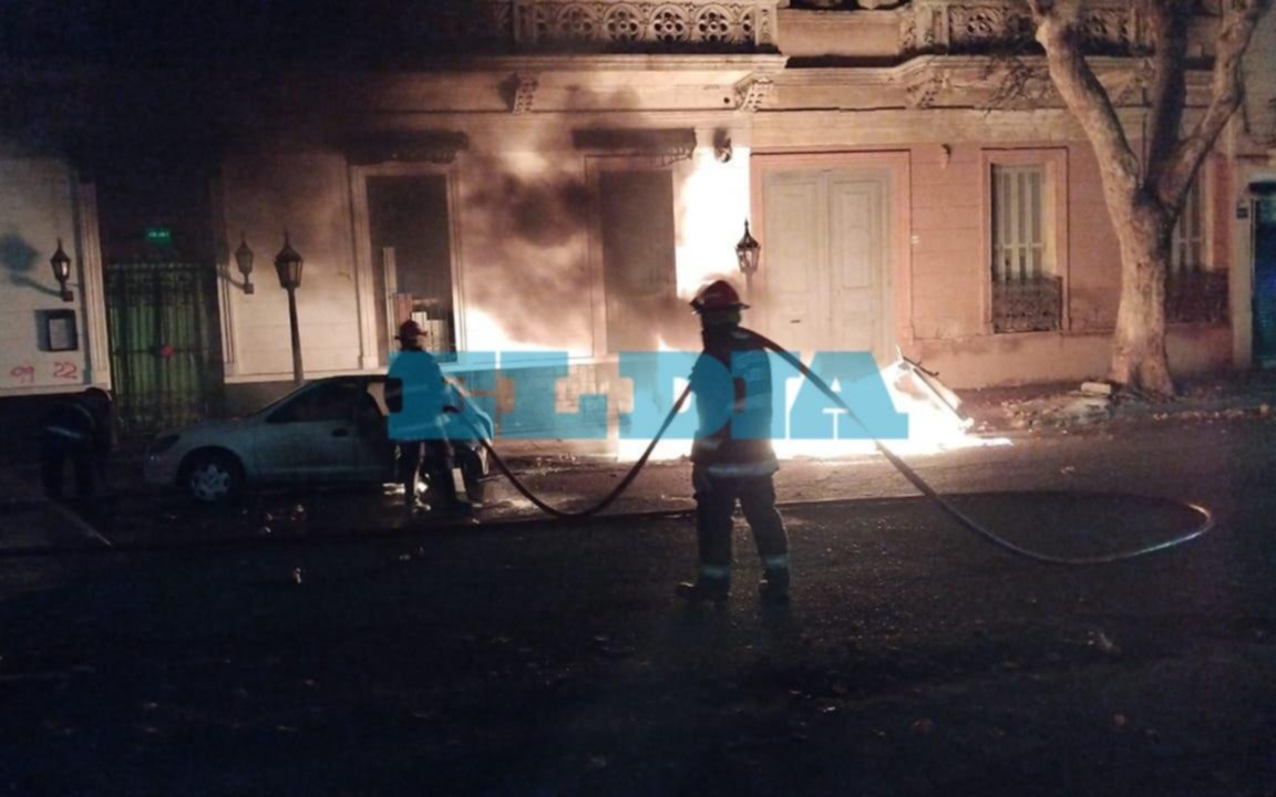 Tensión en pleno centro de madrugada: un contenedor y auto incendiados en La Plata